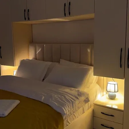 Apartmenti C1 Dhoma 34 *